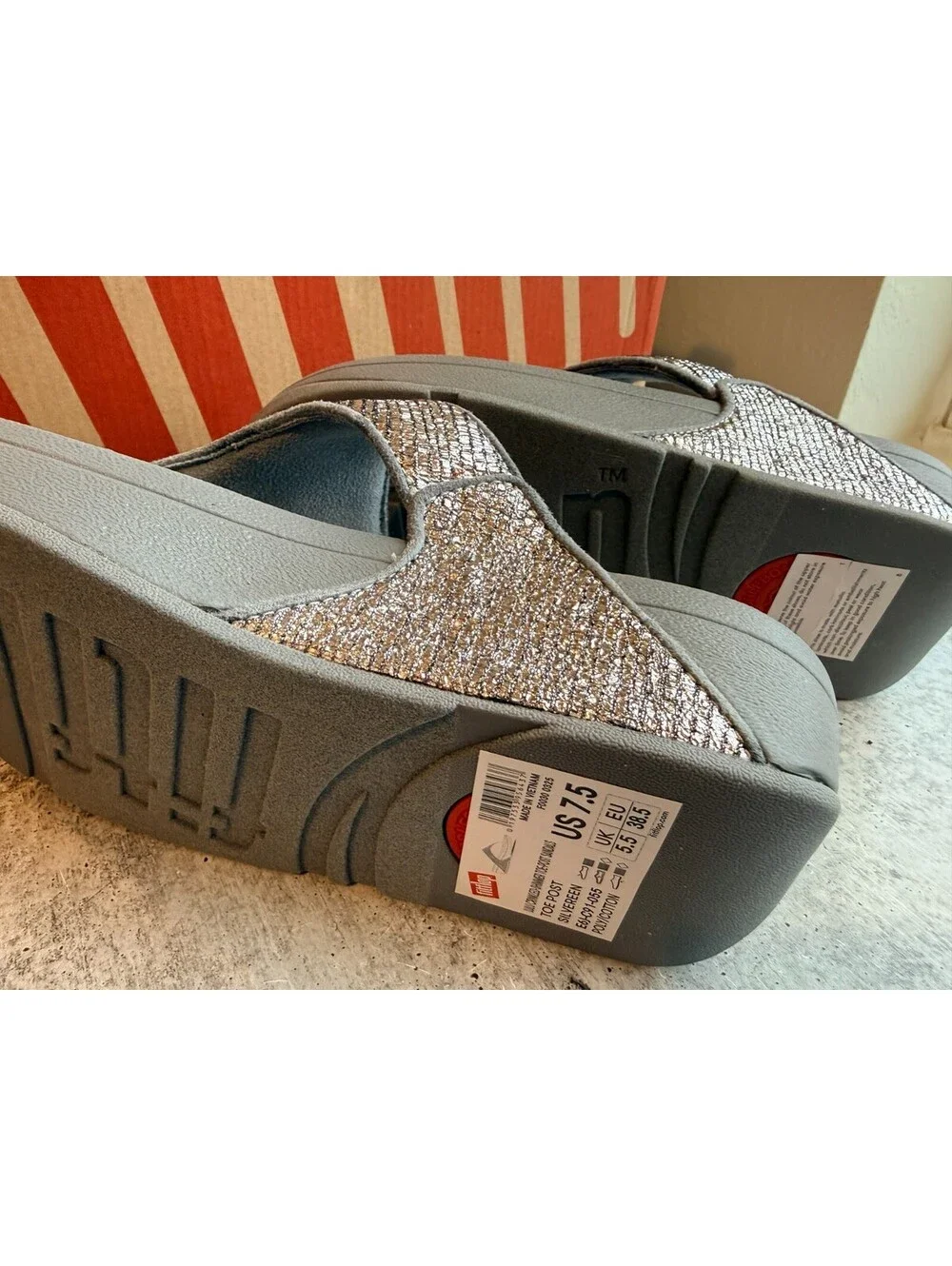 Fitflop Lulu Crinkled Shimmer Toe-Post Sandals Silver - Women's Size 7.5 US